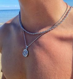 Necklace Outfit Ideas, Money Necklace, Gold Pendants For Men, Masculine Jewelry, Cool Rings For Men, Streetwear Jewelry, Look Festival, Necklace Outfit, Type Shi