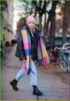 Check out these super cute blanket scarf outfits! We bring you looks for every season and the best tips to style a blanket scarf elegantly for any occasion! Style A Blanket Scarf, Gardening Outfits, Scarf Outfit Ideas, Blanket Scarf Outfit, Weekend Getaway Outfits, Scarf Outfits, Road Trip Outfit, Cute Blanket, Blanket Scarves