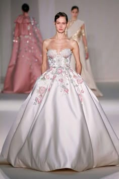 Ellie Saab Dress, Couture Ballgown, Couture Bridesmaid Dresses, Floral Ball Gown, 2023 Couture, Gala Outfit, Elie Saab Couture, Runway Fashion Couture, Wedding Dresses Corset