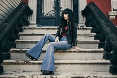 70s Inspired Fashion, Jeans With Heels, 70s Boho, 1970s Fashion, Flare Leg Jeans, Denim Flares, Flared Jeans, 70s Fashion