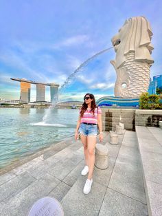 Singapore Anchal Boora Merlion Park Photography, Merlion Singapore Pose, Merlion Singapore Photography, Singapore Travel Photos, Singapore Photoshoot Ideas, Outfits For Singapore Trip, Singapore Outfit Travel, Singapore Instagram Photos, Singapore Moodboard