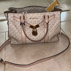 Pink And White New Michael Kors Purse Condition: New With Tags! There Are A Tad Bit Of Smudges Here And There But Overall It Looks Brand New! Large Leather Purse, Leopard Bag, Mk Purse, Michael Kors Tote Bags, White Purse, Michael Kors Shoulder Bag, White Purses, Michael Kors Purse, Leather Shoulder Handbags