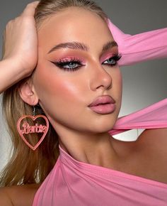 Pink Eyeshadow Barbie, Make Up Roz, Barbie Eyeshadow Looks, Pink Eyeshadow Look, Festival Make Up, Maquillage On Fleek, Prom Eye Makeup, Pink Eye Makeup, Simple Makeup Tips