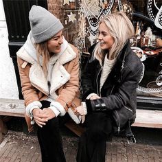 Shearling Jackets. #intentjewellery Cold Weather Outfits For School, Look Winter, Boho Mode, Mode Tips, Rock Outfit, Coat Outfit, Mode Casual, Looks Street Style, Cold Weather Outfits