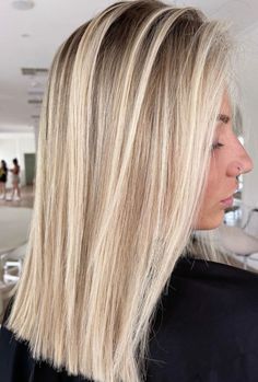 Straight Icy Blonde Hair with Dark Roots Rooty Dimensional Blonde, Natural Blonde Color Ideas, Bright Blonde Balayage Dark Roots, Bright Blonde With Dark Roots, Vanilla Blonde Hair Highlights, Blonde Hair Color Ideas 2024, Blond Foils, Dark Roots Blonde Hair Balayage Short, Blond Hair Dark Roots