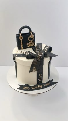 White cake shaped as a hat box. Mini black designer purse on top. Black ribbon over the cake as well. Hat Box Cake, 17 Doğum Günü, Baileys Cake, 17. Geburtstag, 14th Birthday Cakes, Cake Instagram, Designer Cake, 13 Birthday Cake, Fashion Cake