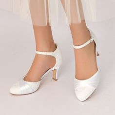 Kategorie:Hochzeit Schuhe,Pumpen; Obermaterial:Spitze,Satin; Futterstoffe:Leder; Saison:Frühling,Sommer; Absatzform:Blockabsatz; Geschlecht:Damen; Größenempfehlung:Standardgröße, wählen Sie Ihre übliche Größe; Zehe Form:Runde Zehe; Art:Hochzeits-Heels,Brautschuhe,Brautjungfernschuhe; Stil:Modisch,Elegant; Absatzhöhe (Zoll):2-3; Außensohlenmaterialien:Gummi; Anlass:Hochzeit,Party,Täglich; Verschluss:Knöchelriemen; Muster:Stickerei; Kotierung:01/11/2024; Produktionsmodus:Selbst erstellte; 2024 Trends:Abendschuhe; Fußlänge:; Fußbreite:; Größentabelle Datum Quelle:Vom Lieferanten bereitgestellt.; Riementyp:Verstellbarer Riemen,Knöchelriemen; Absatzhöhe:Mittlerer Absatz Comfy Wedding Shoes, Bride Flats, Shoes Bridesmaid, Cheap Wedding Shoes, Wedding Shoes Pumps, Shoes Chunky, First Communion Dresses, Bridesmaid Shoes, Wedding Dress Shoes