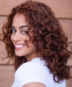 Brown Cooper Curly Hair, Curly Hair Color Ideas For Brown Skin, Naturally Curly Auburn Hair, Cinnamon Brown Hair Color Curly, Red Brown Curly Hair Natural, Copper Brown Curly Hair Natural, Curly Hair Copper Brown, Auburn Copper Curly Hair, Chocolate Copper Hair Curly