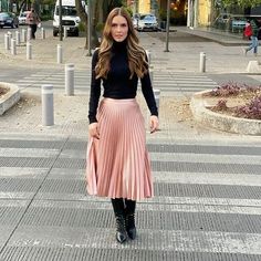 Full Length Skirt Outfits, Pink Long Skirt Outfit, Pink Pleated Skirt Outfit, Pleated Skirt Outfit Ideas, Petite Wardrobe, Pink Skirt Outfits, Pleated Fashion, Outfit Elegantes, Pleated Skirt Outfit