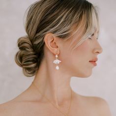 Bride wearing flower and pearl earrings by Joanna Bisley Designs. Bridal Jewelry Floral, Unique Bridal Earrings, Modern Bridal Earrings, Bridal Updos, Pearl Wedding Earrings, Pearl Drop Earrings Bridal, Earrings Luxury, Headpiece Jewelry, Pearl Earrings Wedding