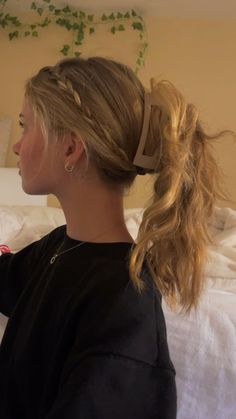 Wavy School Hairstyles, Casual Pulled Back Hairstyles, Work Braid Hairstyles, Hair Styles School Easy, College Hair Styles, Cute Barista Hairstyles, Hairstyles For Hair Up, Simple Hair Dos, Outfit With Ponytail