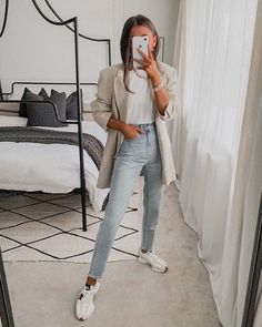 Phoebe Gore, Light Jeans Outfit, Spring Uniform, Mom Jeans Outfit Summer, New Balance Outfit, Jeans Outfit Winter, Mom Jeans Outfit, Jeans Claro, New Balance 327