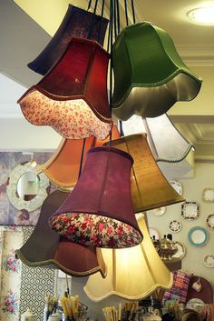 a bunch of lamps hanging from the ceiling