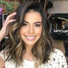 60 coupes de cheveux mi-longs les plus élégantes et modernes en 2024 Brown Ombre Hair, Short Hair Balayage, Brown Blonde Hair, Ombre Hair Color, Brown Hair With Highlights, Dark Brown Hair, Light Brown Hair, Brown Hair Colors, Medium Hair