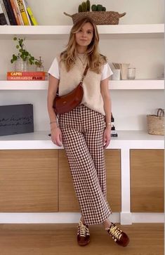 Sweater Vest Outfit, Elegante Casual, Vest Outfits, Fashion Mistakes, Outfit Inspo Fall, Style Mistakes, Inspiration Mode, Mom Outfits, Up Girl