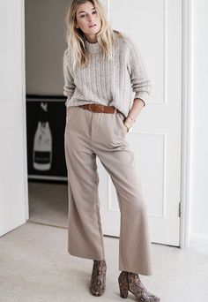 Winter White Outfit, Fashion Gone Rouge, Snake Print Boots, Snakeskin Boots, Monochrome Outfit, Boot Print, Cardigan Long, Cozy Outfit