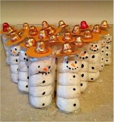 there are many snowmen with hats on them