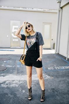 Sabemos que as nossas amadas tee nunca saem de moda. Mas esses dois modelinhos fabulosos estão conquistando os corações de todas as #fashiongirls inclusive a sua! Mode Edgy, Outfit Grunge, Look Grunge, Sport Chic Style, Clothing Studio, Street Style Grunge, Rock Outfit, Black Overalls