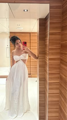 White Beach Dress Outfit, White Beach Party Outfit, Long White Beach Dress, Emilia Nia, White Evening Gown, White Beach Dress, White Evening Gowns, Beach Party Outfits, Long Party Dress