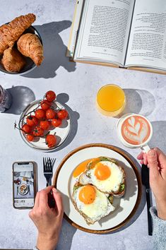 Fried eggs on toast on a sunny morning. Food Dishes Photography, Breakfast Sandwich Photography, English Breakfast Photography, Breakfast Photoshoot, Vegetable Photos, Food Styling Breakfast, Breakfast Food Photography, Restaurant Content