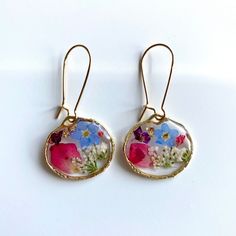 These beautiful earrings were made with real pressed flowers/ green turquoise stone and set in clear resin.  They hang on 18mm nickel free, hypoallergenic gold plated steel earring hooks. Pendant size: 20mm Please note that all jewellery is handmade by me and I use real pressed flowers and plants, therefore minor differences in flowers or small imperfections. -------------How to care------------- Our necklaces are made of fine materials of gold-plated brass. To make it sparkle longer, please wipe down your jewellery with a soft cloth after each use to remove any sweat, residue from lotions, and smudges. Store it separately, ideally in a soft-lined box or case. We recommended to keep your jewellery dry at all times. Avoid contact with perfumes, body oils and water, and rinse off any chemica Flower Epoxy, Epoxy Resin Earrings, Forget Me Not Flower, Flowers Green, Earrings Flower, Resin Earrings, Clear Resin, Pressed Flower, Forget Me Not