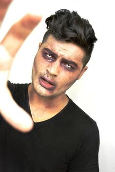 Guys Halloween Makeup, Halloween Zombie Makeup, Halloween Schminke, Zombie Make Up, Grey Smokey Eye, Makeup Zombie, Party Make-up, Vampire Makeup