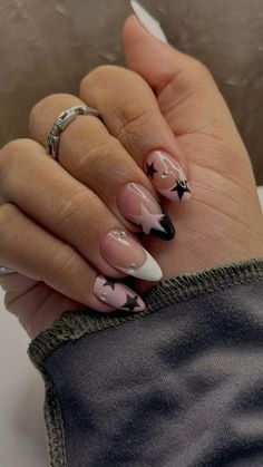 Maddy Perez Inspired Nails, New York Nail Ideas, Almond Nails Designs White, Star Nails Almond, Nails Almond Winter, Black And White Star Nails, Gelx Inspo Nails, Daisy Acrylic Nails