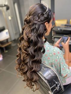 Down Hairstyles Quinceanera, Braided Hairstyles For Sweet 16, Quinceanera Hairstyles All Down Curls, Quinceñera Hairstyles With Crown, Queincearra Hairstyles, Quince Hairstyles With Crown Curls, Quinceanera Hairstyles With Crown Curls, Quinceanera Half Up Half Down Hairstyles, Quinceanera Hairstyles With Braids