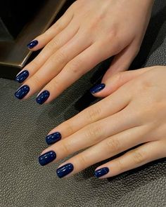 Gel Nails Color Ideas, Short Nails Dark Colors, Autumn Nails Blue, Fall Navy Nails, Short Navy Nails, Fall Nails Navy, Dark Blue Short Nails, Dark Blue Sparkle Nails, 1940s Nails