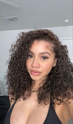 Curly Hair Edges Styles, Side Part Curly Hair Natural, Curly Side Part Natural Hair, Wet Look Natural Hair, Side Part Curly Hair, Light Skin Women, Curly Side Part, Curly Hair Side Part, Cute Curly Hairstyles