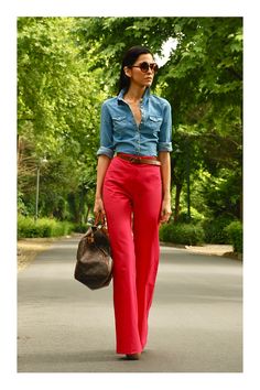 Red Pants Denim Shirt Outfit, Work Style Women 2023, Red Pants Outfit Casual, Outfits With Red Pants, Outfit Pantalon Rojo, Red Pants Outfit, Pants Denim, Fashion District, Outfit Trends