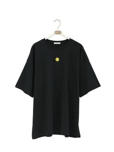 Oversized longer length 100% cotton T-shirt with smiley face patch on front chest. Kitsch cute design and comfortable wearing. Model is wearing MINUSEY ONE SIZE. ✔️ Free worldwide express shipping over $100✔️ Loved by 6,500+ customers✔️ Limited edition collections, maximum style⠀⠀⠀⠀⠀⠀⠀⠀⠀Stay ahead of the trend with can’t-find-anywhere-else staples. Your closet will thank you 💕* MINUSEY ONE SIZE = EU 34-38, US 2-6* 100% Cotton* Dry clean* Made in Korea - Model Height: 170cm/5'7" (US2, EU34) Black Smiley Face Crew Neck Top, Black Crew Neck Top With Smiley Face, Black Smiley Face Crew Neck T-shirt, Black Crew Neck T-shirt With Smiley Face, Casual Smiley Face Top, Smiley Face Short Sleeve Streetwear T-shirt, Smiley Face Short Sleeve T-shirt For Streetwear, Relaxed Fit Smiley Face Top For Everyday, Everyday Relaxed Fit Top With Smiley Face