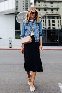 Look casual: 60 fotos que provam que esse visual é um arraso Midi Rok Outfit, Tan Sneakers, Skirt Tulle, Denim Jacket Outfit, Midi Skirt Outfit, Rock Outfit, Fashion Jackson