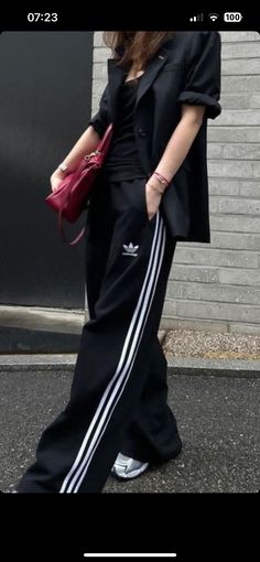 Adidas Wide Leg Pants Outfit, Adidas Joggers Outfit, Adidas Pants Outfit, Adidas Pants Women, Adidas Outfits, Sporty Chic Outfits, Looks Adidas, Track Pants Outfit, Adidas Hose