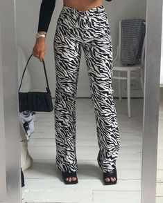 Zebra Print Pants, Straight Leg Jeans Outfits, Fest Outfits, Estilo Indie, Jeans Outfits, Printed Trousers, Print Pants, Chunky Boots