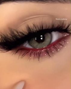 Burgundy Eyeliner, Eye Makeup Inspiration, Red Eyeshadow Look, Burgundy Eye Makeup, Red Makeup Looks, Burgundy Makeup, Vampy Makeup, Fall Makeup Trend, Sultry Makeup