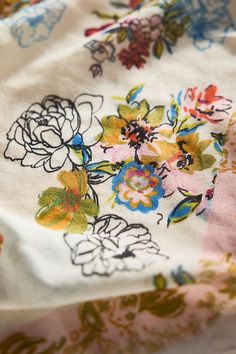 an image of a flowered cloth with flowers on it