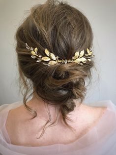 This golden Bridal hair comb made with gold metal leaves and small rhinestone. It has a vintage woodland feel, perfect for you special wedding day. Golden Hair Pieces, Gold Hair Piece Prom, Gold Bridal Hair Piece, Greek Goddess Hair, Greek Headpiece, Grecian Hair, Wedding Halo Headpiece, Grecian Hairstyles, Homecoming 2023