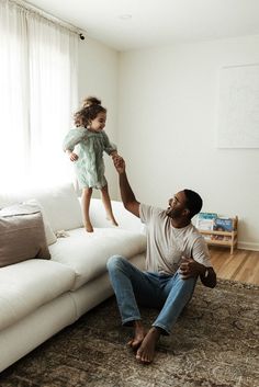 n home family session cute candid documentary style photography photographer photos mom dad daughter son sweet prompts outfit inspo inspiration aesthetic house kitchen Lifestyle Home Photography Family, Sweet Prompts, Aesthetic House Kitchen, Family Photos Candid, Preppy Family, Posing Prompts, Father Daughter Photos