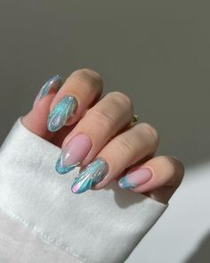 Este diseño de uñas francesas azul combina elegancia y modernidad, perfecto para cualquier ocasión. La manicura francesa azul agua con glitter te hará destacar, aportando brillo y sofisticación a tus manos. Seashell Chrome Nails, Glacier Nails, Mermaid Nails Aesthetic, Mermaids Nails, Almond Nail Ideas Summer, 3 D Nails Designs, Water Nails Design, Mermaid Nails Design