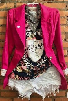 Short Jeans Outfit Night, Blazer And Shorts Outfit, Look Jean, Mode Boho, Pink Blazer, Short Jeans, Fashion Mistakes, Hiking Gear, Blazer Outfits