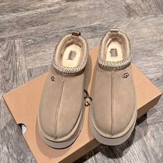 New With Box Cute Uggs, Trashy Outfits, Pretty Sneakers, Crocs Fashion, Ugg Womens, Wishlist 2024, Trendy Shoes Sneakers, Pretty Shoes Sneakers, Shoes Ugg