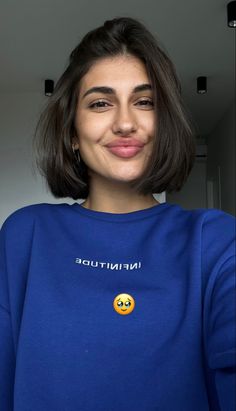 90 Bob Haircut, Short Bob Side Part, Short Hair Makeover, Italian Bob, Dark Bob, Modern Bob Hairstyles, Chic Short Haircuts, Short Hair Tomboy, Haircuts For Medium Length Hair