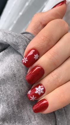 Christmas Nail Art Red, Short Oval Christmas Nails, Christmas Red Sparkle Nails, Red Christmas Present Nails, Sparkly Red Nails With Snowflake, Christmas Shellac Nails, Red Christmas Nails 2022, Merry Christmas Nails 2022, Red And White Nails