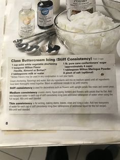 the ingredients needed to make an ice cream dessert are displayed on a paper towel with instructions