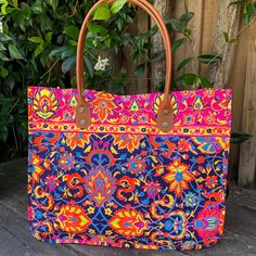 Beach tote bag, boho, hippie chic, colorful and bright tote bag. Emma flowersVibes This multi-colored bag is made entirely by hand by the inhabitants of a village in Northern Thailand to create and maintain jobs, particularly for young people. Features : 100% cotton (water-repellent canvas) and faux leather handles Woven and frame printed in Thailand (7 frame screen printing) Carry by hand or on the shoulder Zipped pocket inside the bag for keys, cell phone, coins... The interior of the bag is l Hippy Summer, Tote Bag Luxury, Multi Colored Bag, Colorful Tote Bags, Boho Hippie Chic, Northern Thailand, Beach Surf, Bag Luxury, Beach Tote Bags