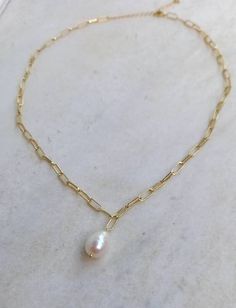 14k gold plated link chain necklace, made of high-quality freshwater baroque pearl. Appropriate for both everyday or special looks. Ideal wedding jewelry / for bridesmaids gift! Length approx. 16 inches / 40,6 cm - can be adjusted upon request. You may choose gift wrapping at checkout if you wish! If you need it sooner, select expedited shipping at checkout and leave us a note with the wishing date! ★ Read our policies before purchase: https://www.etsy.com/shop/Jewellusion/policy/ ★ Convo me for Minimalist Gold Pearl Necklace With Paperclip Chain, Pearl Chain Link Necklace For Gift, Dainty Pearl Necklace With Paperclip Chain Gift, Gold Pearl Necklace With Paperclip Chain, Gold Necklace With Baroque Pearl And Paperclip Chain, Gold Baroque Pearl Chain Necklace Gift, Baroque Pearl Paperclip Chain Jewelry Gift, Jewelry For Bridesmaids, Chunky Gold Necklaces