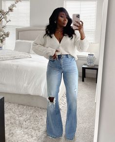 Casual Jean Looks For Women, Casual Outting Outfits Simple, Flared Jeans Heels Outfit, Casual Fall 2023 Outfits, Colombian Jeans Outfit, Jean And Blouse Outfit, Fall Brunch Outfit 2023, Bellbottom Jeans Outfits, Blue Flare Jeans Outfit Winter