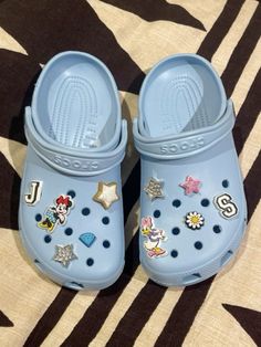 Blue Crocs Aesthetic, Cute Croc Jibbitz Ideas, Croc Design Ideas, Light Blue Crocs, Homemade Putty, Vision Board New Year, Croc Jibbitz Ideas, Cute Croc Charms