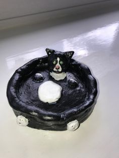 Handmade clay cat ring holder. Black and white cat. A pretty little present. Pinch Pot Ashtray, Ashtrays Ideas, Homemade Ashtray Clay, Ash Tray Ideas, Clay Ash Tray Diy, Ash Tray Clay, Cool Ashtrays, Diy Ashtray